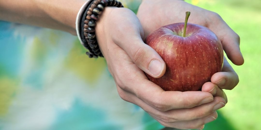 Mit einem Apfel das Fasten brechen