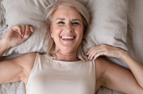 Frauen zeigt die schlaffen Oberarme